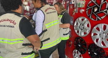 Procon Goiânia orienta loja de acessórios automotivos sobre transparência nos preços